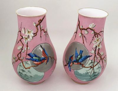 Парные вазы "Японские мотивы". Опаловое стекло, ручная роспись. Франция, XIXв. Размер: 26х15см. 