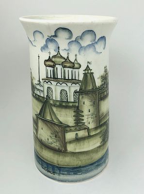 Фарфоровая ваза для цветов ручной работы с изображением города Псков. Высота: 27,5см, ширина: 