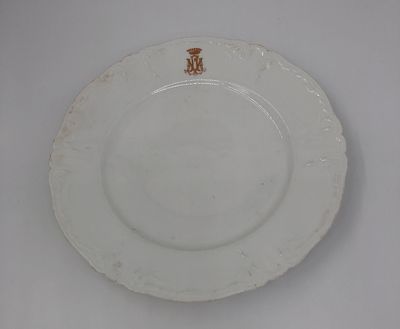 Фарфоровая тарелка с изображением герба "Haviland Limoges. France". Диаметр: 24см.