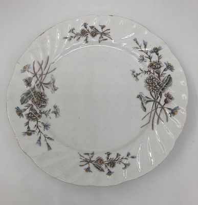 Фарфоровая тарелка "Полевые цветы". Фабрика М.С. Кузнецова в Риге. Российская Империя, до 