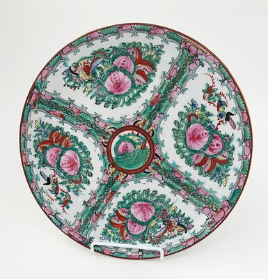 Фарфоровая декоративная тарелка. Китай. Конец XIXв. Диаметр: 26см.