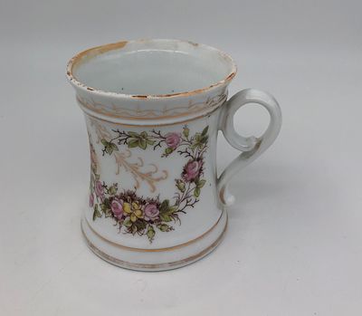 Фарфоровая кружка с рисунком. Без клейма. Высота: 9,2см. Состояние хорошее.