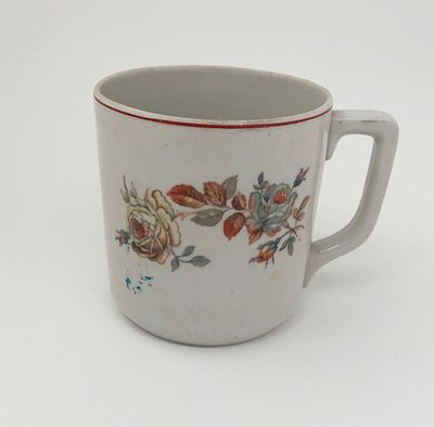 Кружка. Середина ХХ века. З-д "Городница". Размер: 10х9,5см. Внутри кружки трещина.