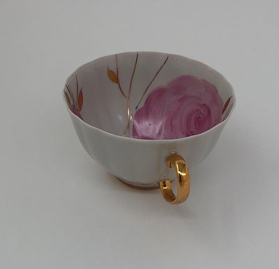 Фарфоровая чашка. Ручная роспись, стенки с волной, золотой кант и ручка. З-д "Дулево". Высота: 