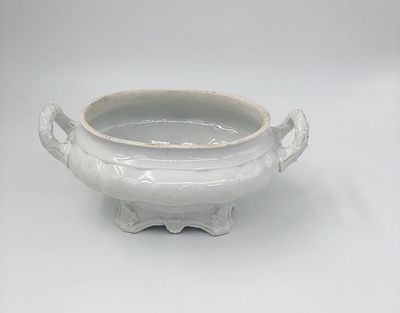 Фарфоровая соусница. Высота: 10см, длина: 14см. Состояние хорошее.