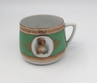 Фарфоровая чашка с портретом девушки и цветами. Дмитровская ст. Вербилки. Высота: 6см. 
