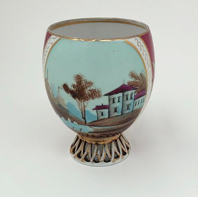 Чашка, ручная роспись. Фарфор. XX век. Т-ва "М.С. Кузнецова". Размер: 12х8см. Частичная утрата 