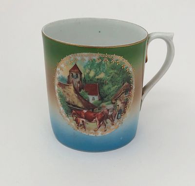 Фарфоровая кружка с рисунком. Деколь. Ф-ка "Кузнецова" на экспорт. 1890-1913гг. Высота: 8,5см.