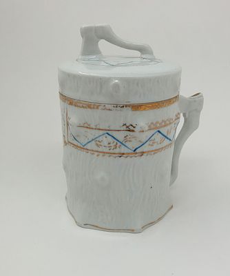 Кружка с крышкой "С Днем Ангела" в виде пня с ручками-топорами. З-д "Кузнецов". Размер: 14х9см. 