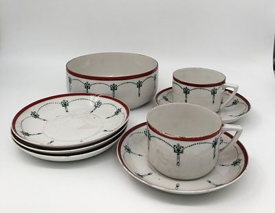 Комплект фарфоровой посуды из 2 чашек, 5 блюдец и конфетницы (8 предм.). Дулево. Высота 