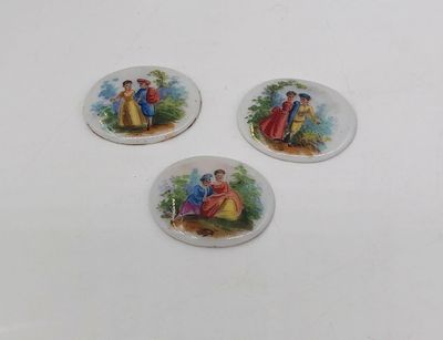 Комплект из 3 фарфоровых вставок для мебели "Влюбленные". Размер: 3,5x3см. На одной из вставок 