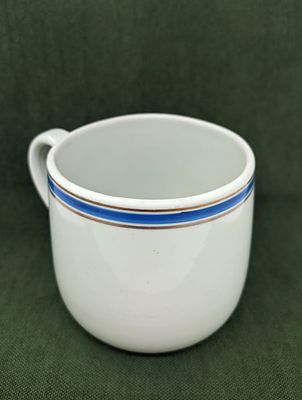 Чашка фарфоровая с синей и золотой каймой. Фарфоровый завод "Пролетарий" (Бронница 