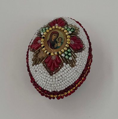 Яйцо с иконой "Божьей Матери". Вышивка бисером. 1950-е годы. Размер: 9,5х8,5см.
