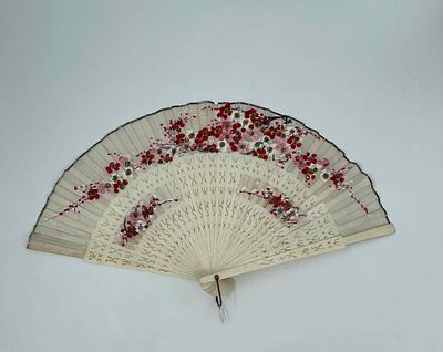 Веер. Китай. Первая половина ХХв. Слоновая кость, резьба, роспись на шелке. Латунная петля. 
