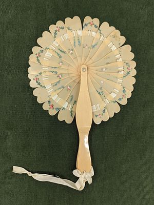 Веер детский. Пластик. Вторая половина ХХв. Цветочный орнамент. Длина в сложенном виде: 14см. 