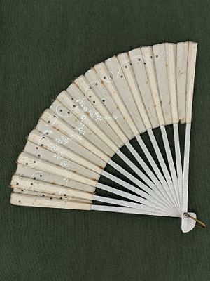 Веер. ХХв. Дерево с серебристым тиснением. Ткань, украшенная росписью и пайетками. Длина в 