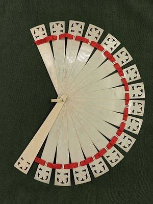 Веер. ХХв. Пластик. Прорезной рисунок, роспись. На оборотной стороне полустертая надпись на 