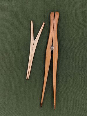 Две (2шт.) растяжки для перчаток. Конец XIX - начало ХХв. Дерево, кость. Латунная петля. 