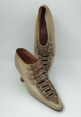 Прелестные женские туфли. Модель 1905 года, изготовлены в СПБ на фабрике П.Ф. Устинова. Цвет 