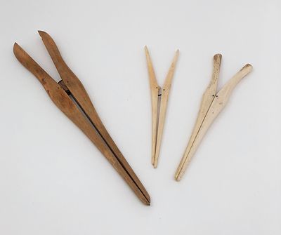 Три (3шт.) распялки для перчаток. Кость, дерево. Длина: 27см, 18см, 17см. На одной дефект на 