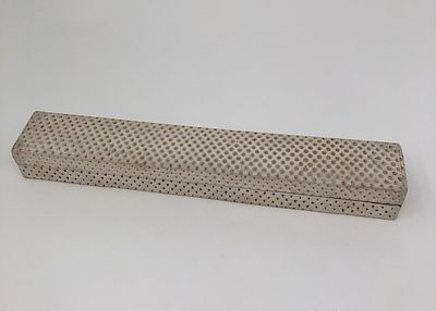 Футляр для перчаток. 1918г. Размер: 29,5х4,5х3,5см. Картон. Имеется надпись на дне коробки 