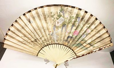 Япония. Веер. XIX век. Кость, роспись золотым и цветным лаками. Шелк. Роспись водяными 