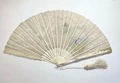 Франция. Веер. 1895г. Кость, резьба, кружево, шелк, роспись гуашью. Шнур, кисть кремового 