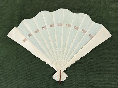 Веер. Кость, резьба. Латунная петля. Длина: 21,5см. Вероятно, после реставрации (размер уменьшен).