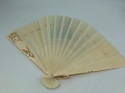 Веер. Германия 1860-1870гг. Слоновая кость. Резьба. Размер: 24 см.