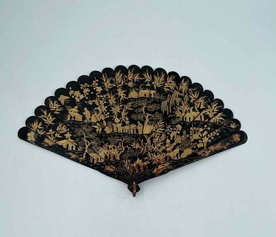 Веер. Китай. Вторая половина XIXв. Кость, ручная роспись. Латунная петля. Очень тонкая работа. 