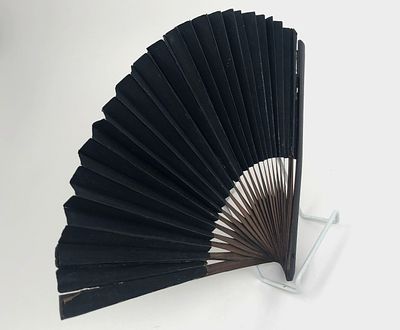 Веер, входящий в комплект формы бойца Китайской Народной армии в 1954 году. Размер: 35х22,5см. 