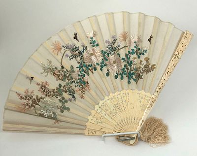 Япония. Веер. Конец XVIII - начало XIXвв. Шелк, вышивка, кость. Петля (металл). Длина: 30,5см.