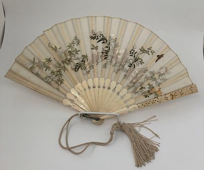 Китай. Веер. XIXв. Слоновая кость, шелк, ручная вышивка. Петля (металл). Длина: 24,5см. Следы 