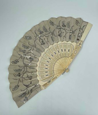 Веер. Западная Европа, 1860-е годы. Кость, резьба, шелк, инкрустация. Петля (сталь). Длина: 27 