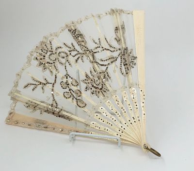 Веер. Россия. Конец XIXв. Ткань с вышивками пайетками, кость. Латунная петля. Длина: 27см. 