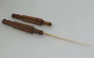 Предмет для плетения (?). Кость, дерево. Вторая половина ХХв. Длина: 21,5см, 40см. Утрата 