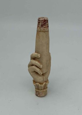 Ручка для трости в виде кисти руки. Кость, ХХв. Размер: 10х3см. Временные трещины.