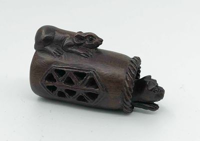 Япония. Нэцкэ &laquo;Кошка с мышкой&raquo;. Дерево. Резьба. Начало XX в. Размер: 4&times;3см.