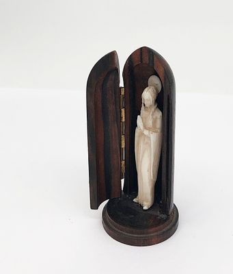 Статуэтка "Молящая девушка в исповедальне (конфессионале)". Кость, дерево. ХХв. Высота 