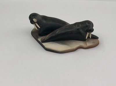 Фигурка "Моржи". Пластик с элементами кости (бивни). ХХв. Размер: 8х5см.