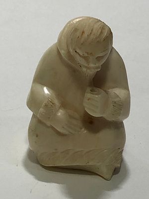 СССР. Фигура "Старик. Якут". Моржовая кость. 1950-1965гг. Размер: 5х3хх3см. Временные трещины.
