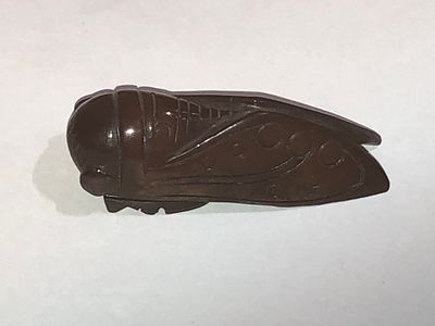 Китай. Фигура "Цикада". XIXв. Натуральный нефрит. Размер 6,5х2х2см.