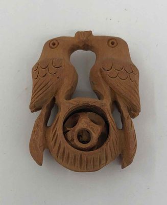 Китай. Изделие из дерева "Поцелуй". Размер: 4х3см.