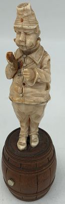 Фигурка "Мужчина на бочке". Кость. Европа. Начало XXв. Высота с бочкой: 15см, фигурки: 10,3см. 