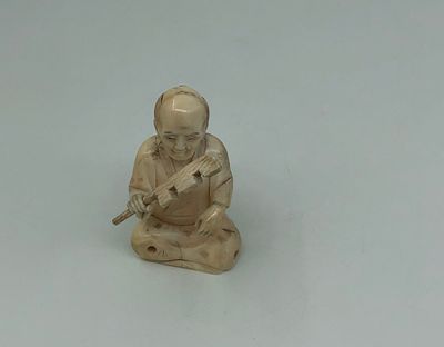 Нэцкэ "Монах". Япония. ХХв. Слоновая кость. Размер: 5,5x3см. Кисти рук вставные (подвижные).