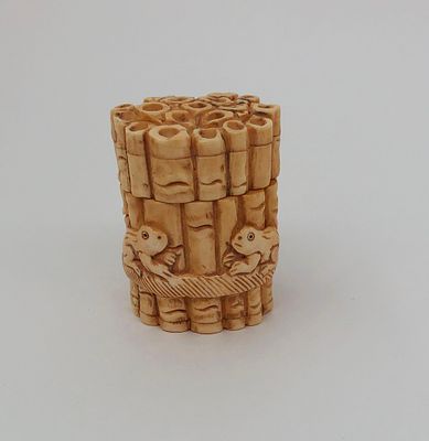 Шкатулка "Связка бамбука с лягушками". Имитация кости. XIXв. Размер: 5,5х4см.