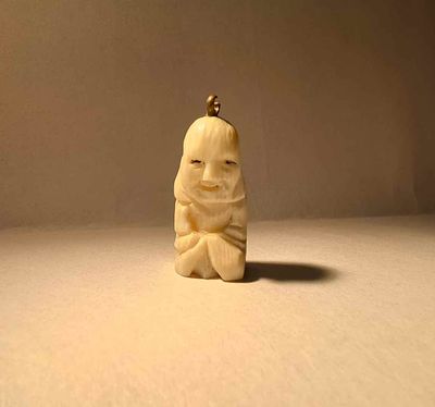 Япония. Нэцке "Сидящий монах". Кость, метал. Ушко для подвеса. ХХв. Размер: 1x2x1см.
