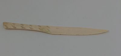 Нож. Кость. 1950-60-е годы. Длина: 16,5см. Небольшая неровности по нижнему краю, утрата на 