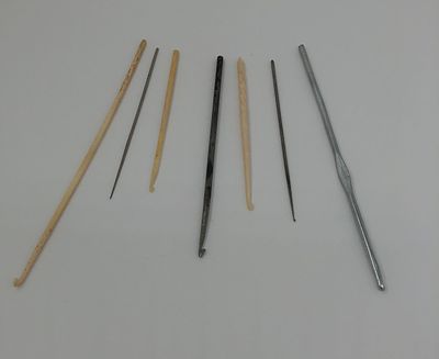 Набор из семи (7шт.) крючков для вязания разного периода. Кость, алюминий. Длина: 17см, 11см, 12см.