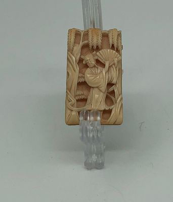 Кость для игры в маджонг. Резьба, кость. Размер: 4х2,5см.